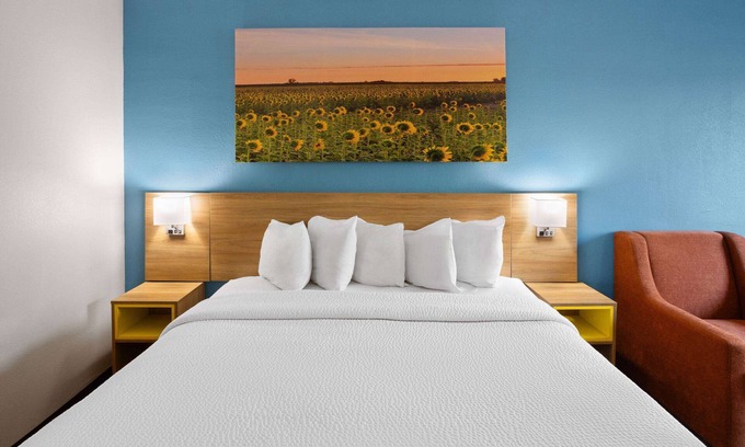 Indianapolis Hotel | Days Inn & Suites by Wyndham Northwest Indianapolis