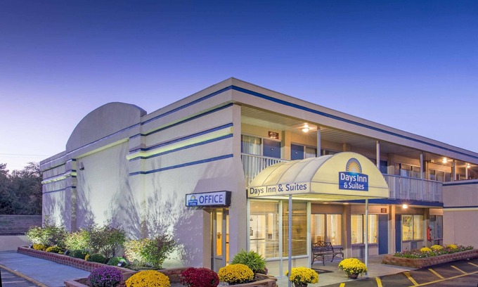 Murlin Heights Hotel | Days Inn & Suites by Wyndham Dayton North