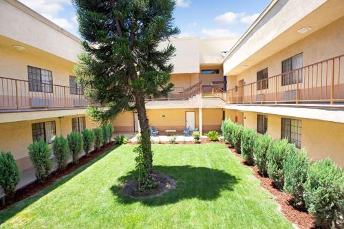 Artesia Hotel | Days Inn & Suites by Wyndham Artesia
