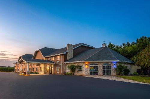 Kaukauna Hotel | Days Inn & Suites by Wyndham Kaukauna WI