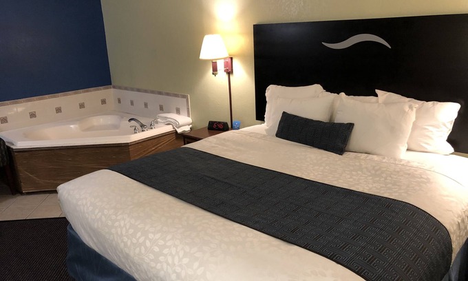 Girard Hotel | Days Inn & Suites by Wyndham Youngstown/Girard Ohio