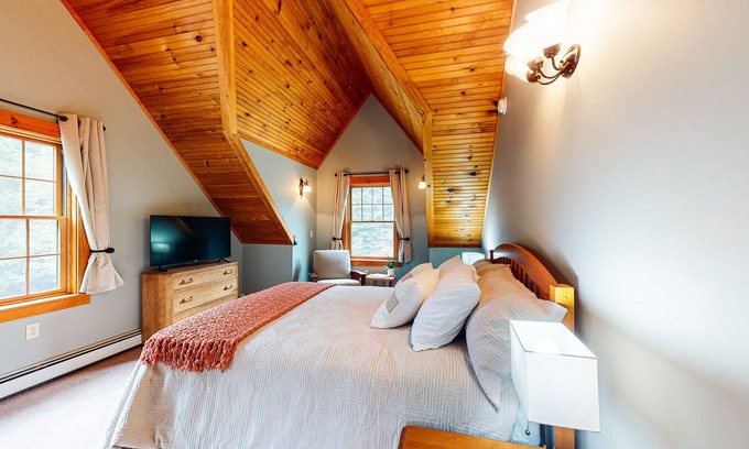 Kingfield House | Dazzling dog-friendly lodge with stunning views, game room, firepit & W/D