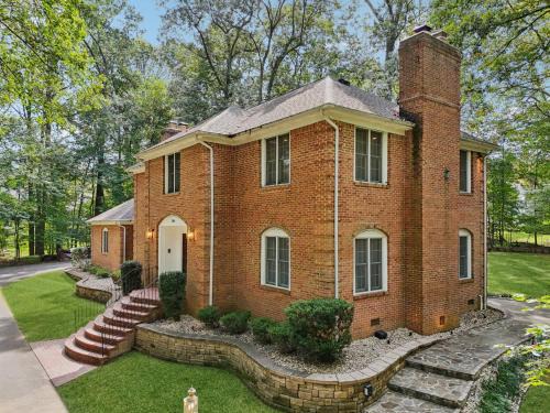Montgomery Village House | DC Luxury Retreat in Forest Spacious Full of Fun