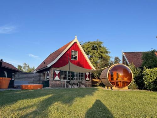 Lievelde House | De Essenburgh 7-persoons, overdekte hottub en lounge, barrel sauna, sunshower, wifi, omheinde tuin, huisdier vriendelijk