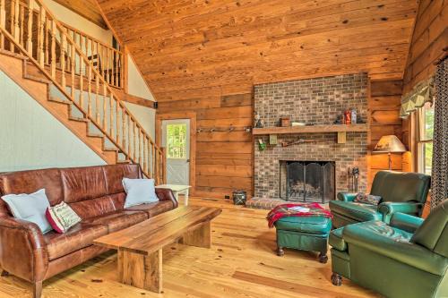 Lynn House | Deck and Game Room Lakefront Landrum Cabin!