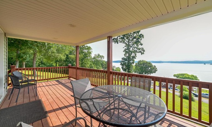 New Concord House | Deck and Water View Cozy Kentucky Lake Getaway