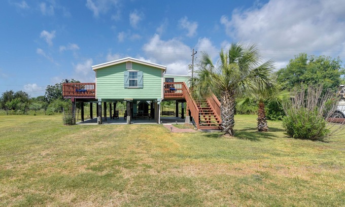 Crystal Beach Cottage | Deck & Grill: Sunny Cottage in Crystal Beach!