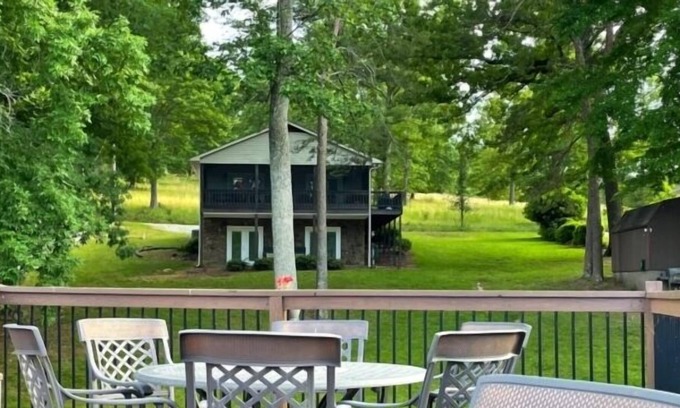 Huddleston House | Decorated for the holidays, 4 kayaks, Wifi, Pool table, Firepit, popcorn machine