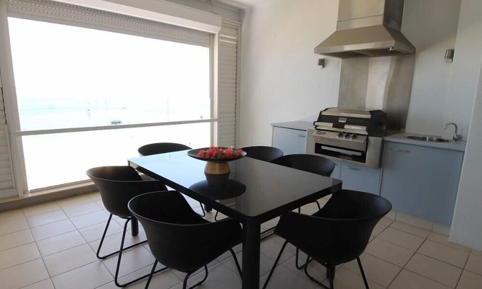 Brisbane Waterfront House | Deep Blue 15 Apartment Moreton island