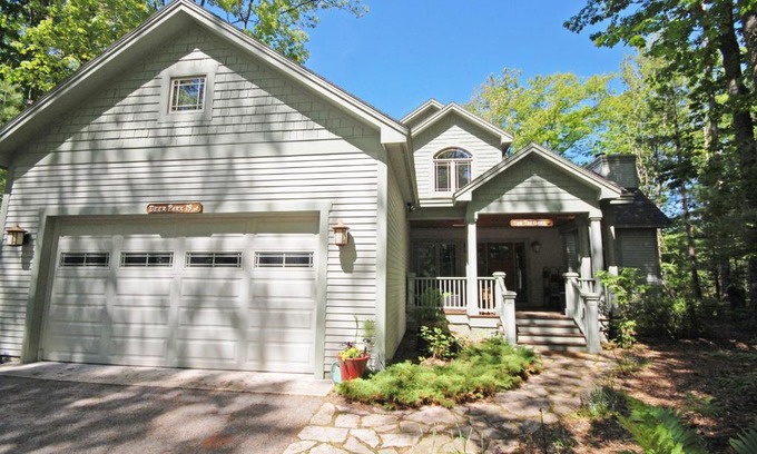 Glen Arbor House | Deer Park 19 - 'Inn the Oaks'