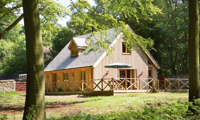Ashby-de-la-Zouch Cabin | Deerpark Lodge sleeps six people and is perfect for a quiet getaway. Dog-friendly.