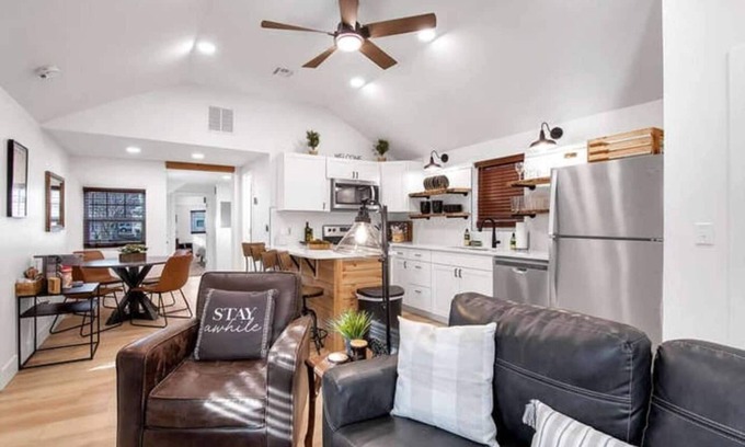 Wichita House | Delano Cabin - 2 Kings - Cute and Cozy!