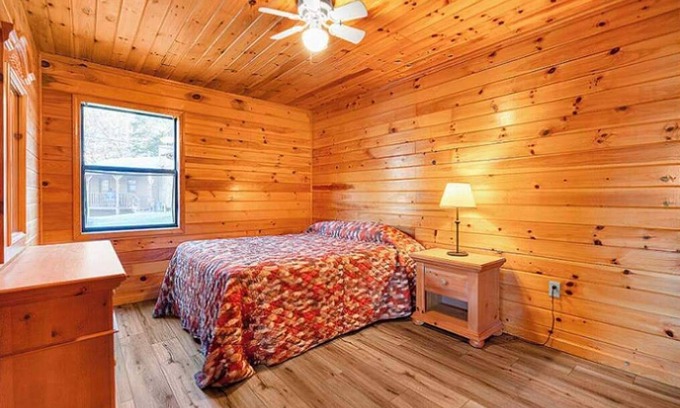 Byrdstown Cabin | Delightful Lakeside 2-Bedroom Cabin on Beautiful Dale Hollow Lake #7!