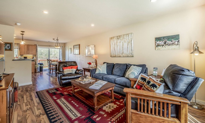 Orick Cabin | Delightful Northern Retreat w/ Gas Grill, Free WiFi & Easy Access to Redwoods