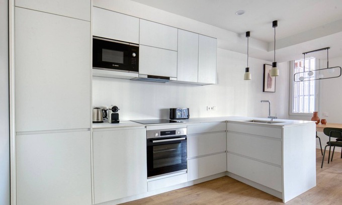 Sarria Apartment | Delightful Sarrià 3BR, w/Doorman & Fresh Renovation, by Blueground
