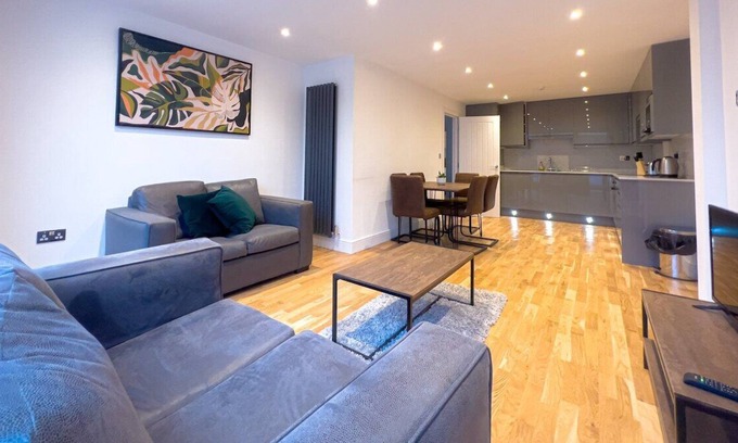 West Finchley Apartment | Deluxe 3 Bed Flat with garden