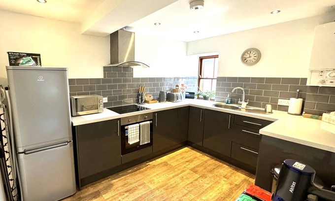 Llandovery Apartment | Deluxe, 4 Bed Apartment in the centre of Llandovery