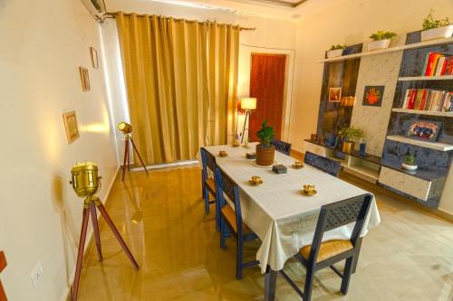 Bullawala House | Deluxe AC Room in Luxury Villa with Mussoorie Views