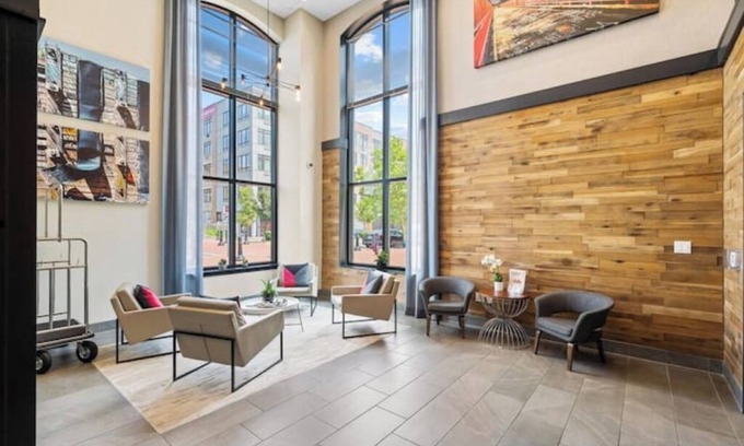 Hackensack River Waterfront Apartment | Deluxe and Spacious 2 Bed Condo: 15 Mins to NYCnn