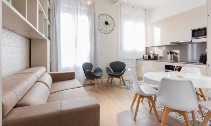 El Parc i la Llacuna del Poblenou Apartment | Deluxe apartment with balcony close to the beach!