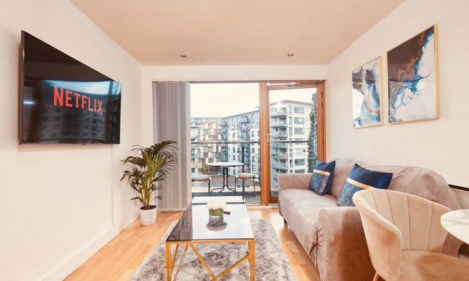 Leeds Apartment | Deluxe City Apt, Riverside Canal View&free Parking