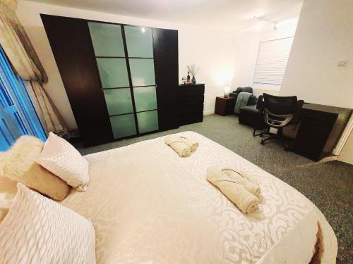 Selsdon and Ballards House | Deluxe Comfy Room with En-Suite - Room 1