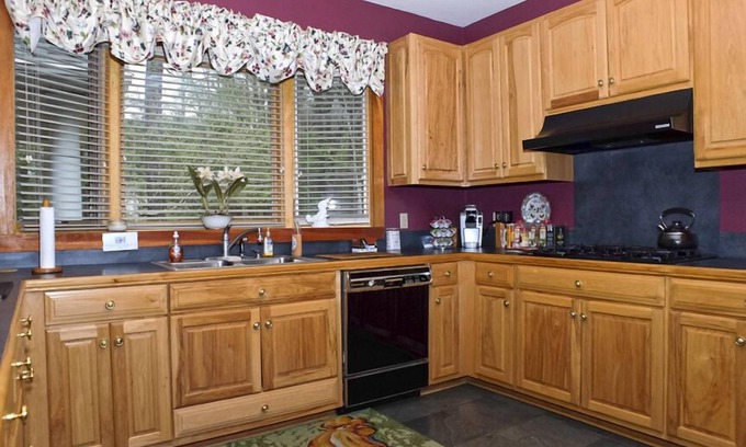 Hammond House | Deluxe Country Home - Tranquil Setting Shorter stays within 30 days of arrival