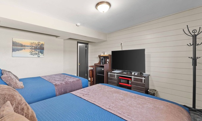 Lava Hot Springs Hotel | Deluxe Double Queen Bedroom (River Access)