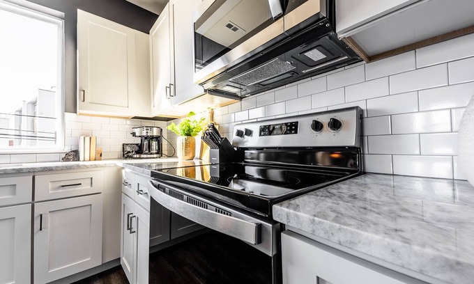 Whitebridge House | Deluxe Duet - 2 Homes - Mins to Broadway