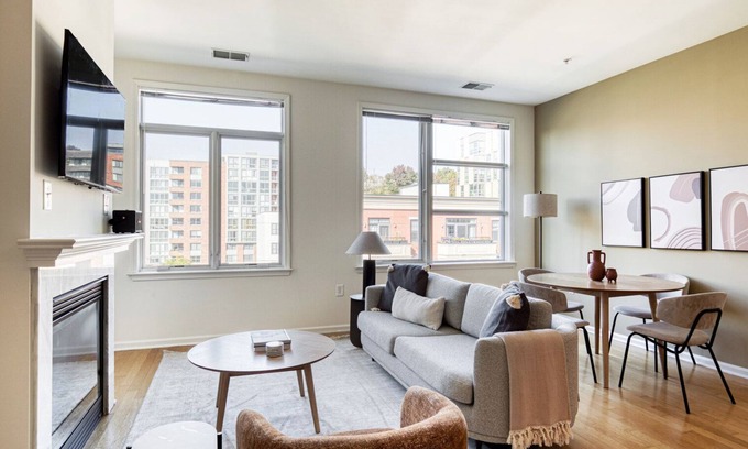 Hoboken Apartment | Deluxe Hoboken 2BR w/ W/D, Gym & Pool, nr UN