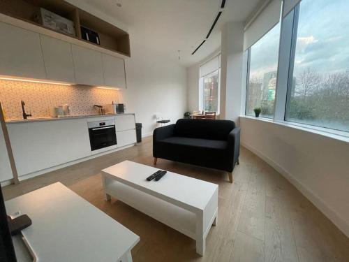 London Borough of Hounslow Apartment | Deluxe Modern 1Bed Apartment w/Gym & Free Parking