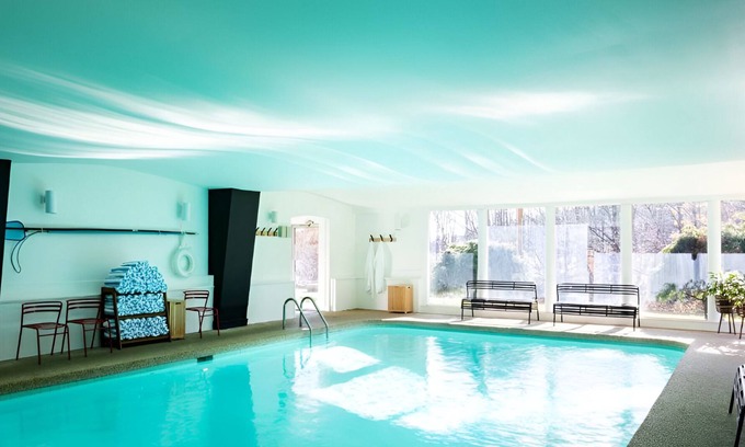 Stowe Area Hotel | Deluxe Queen | Tälta Lodge, a Bluebird by Lark | with Complimentary Coffee