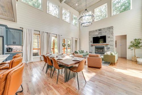 Broken Bow House | Deluxe Riverfront Cabin in Broken Bow with Hot Tub!