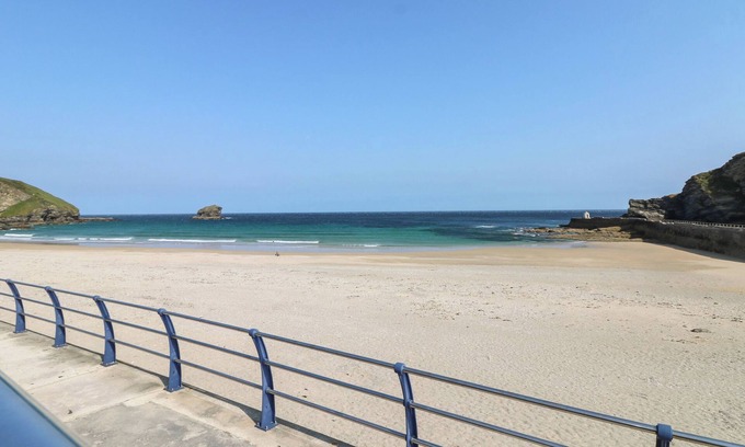 Carnbrea Cottage | DEMELZAS RETREAT, country holiday cottage, with pool in Redruth