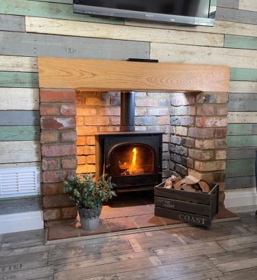 Grimsby Ski Chalet | Den of Joy Humberston Fitties sleeps 6,hot tub,log burner