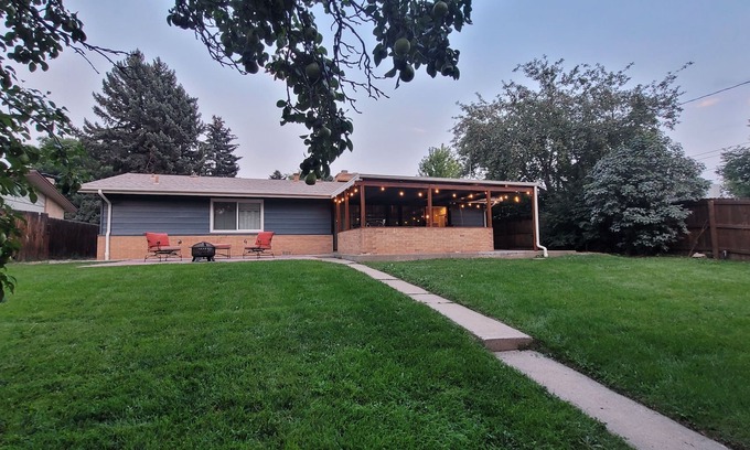 Southeast House | ♡Denver-Central: Cozy Bungalow w/wood-burning fireplace, open kitchen & yard
