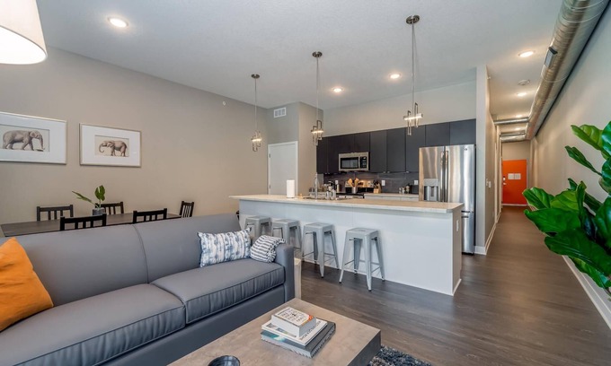 Downtown Des Moines Apartment | Des Moines Classy 2BD 2BA Downtown Apartment