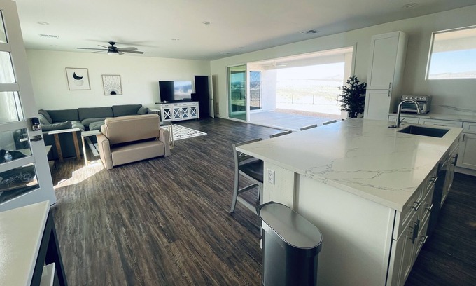 Greenehaven House | Desert Retreat with Floor-to-Ceiling Glass Slider
