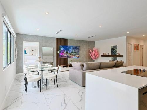 Buena Vista House | Design District Modern 4 BR Cloud Couch
