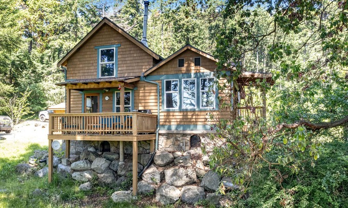 Eastsound House | Designer cottage with bay views & washer/dryer - walk to village hot spots