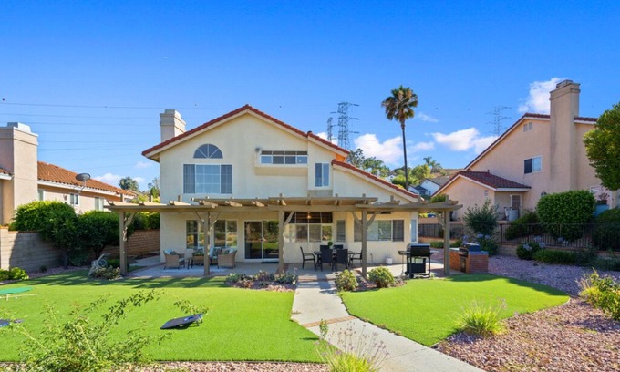 Rowland Heights House | Designer Home｜Near Disney｜Views & BBQ｜More in LA