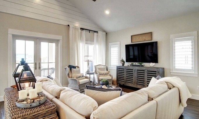 Cinnamon Shore House | Designer, Pet-Friendly Home@Cinnamon Shore w/Access to Great Amenities!