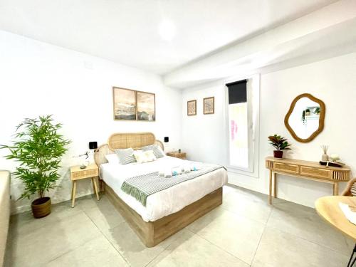 Cruz de Humilladero Apartment | Designer studio 5 min from train Station María Zambrano and 15 min from beach