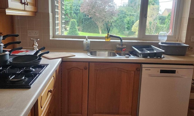 Cassiobury House | Detached 3 bedroom House ideal for families, parking, Near Harry Potter Studios