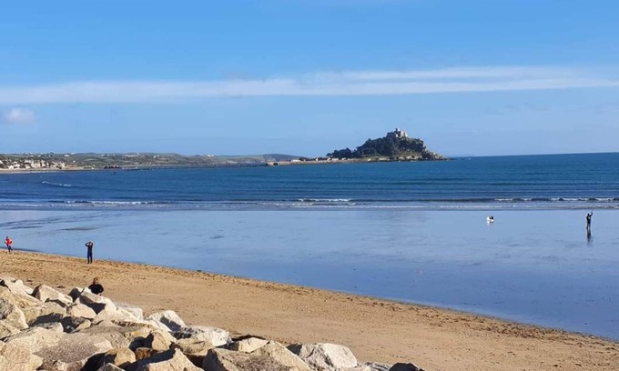 Longrock House | Detached comfortable granite cottage, 5 minute walk to the beach - Dogs Welcome