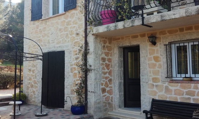 Saint-Esteve-Janson House | Detached house in the Durance valley