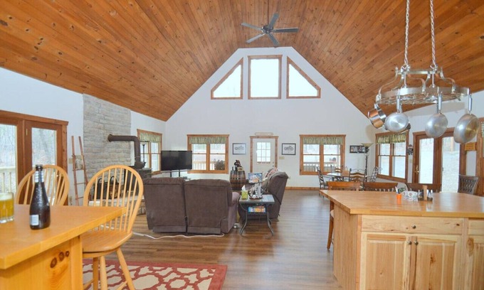 Great Cacapon House | Dickies Roadhouse - Retreat
