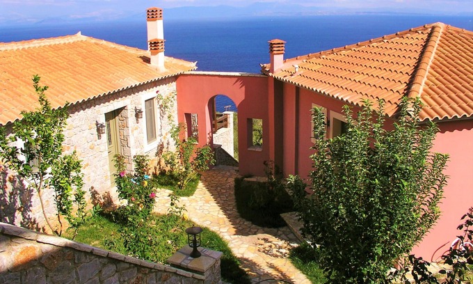 Livadi Villa | DIO GUESTHOUSES VILLA PRASTOS 3 B/R WITH PRIVATE GARDEN AND SWIMMINGPOOL