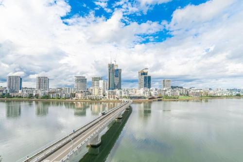Wentworth Point Apartment | Direct Water View Walk to Supermarket 1 Car Space