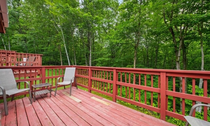Stoneham Cabin | Disconnect to Reconnect – 3BR Retreat in Nature’s Backyard
